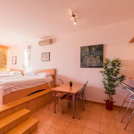 M Апартаменти *